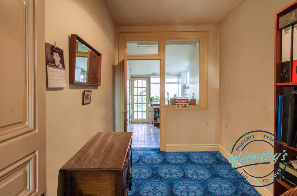 Breakfast room towards kitchen