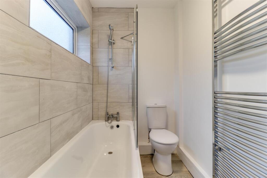 20. Bathroom.jpg