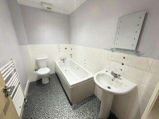 12 newton Family bathroom