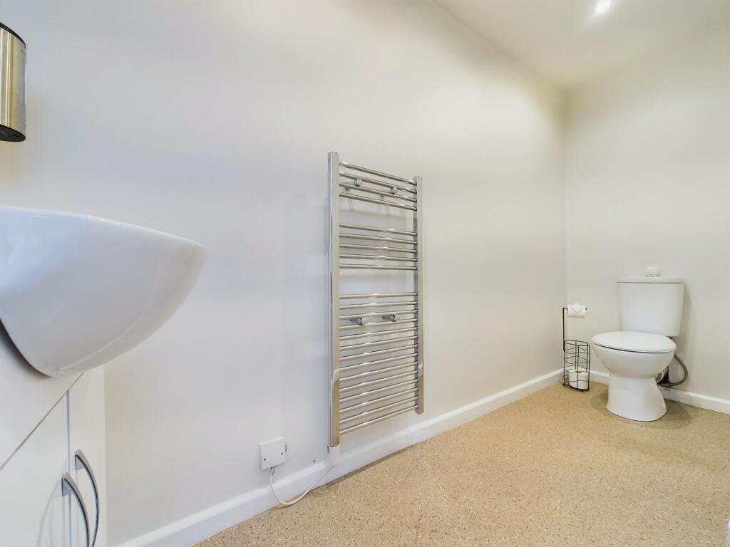 WC (Connected to Outdoor Studio)