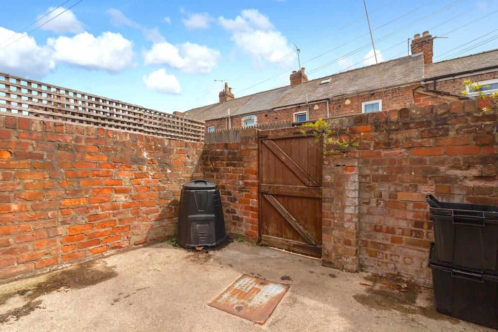 7 Hanover Street East - Yard1