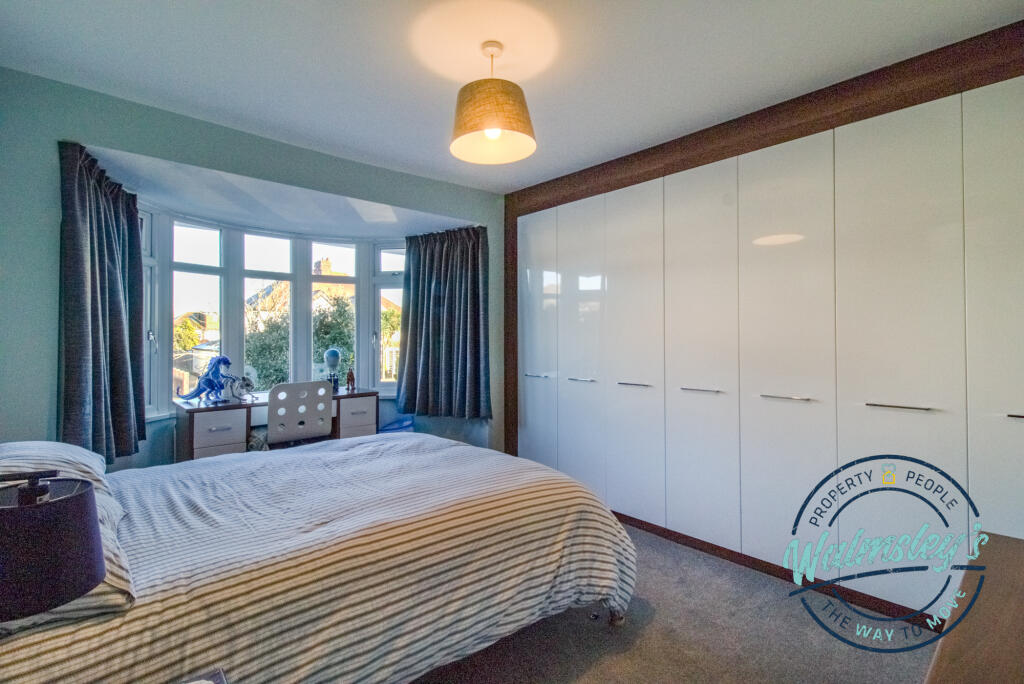 Double bedroom to frontage