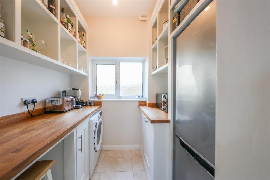 BREAKFAST AREA/UTILITY