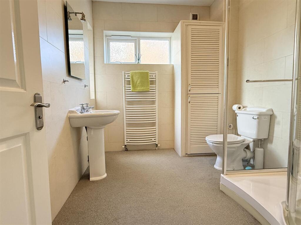 EN SUITE SHOWER ROOM/WC