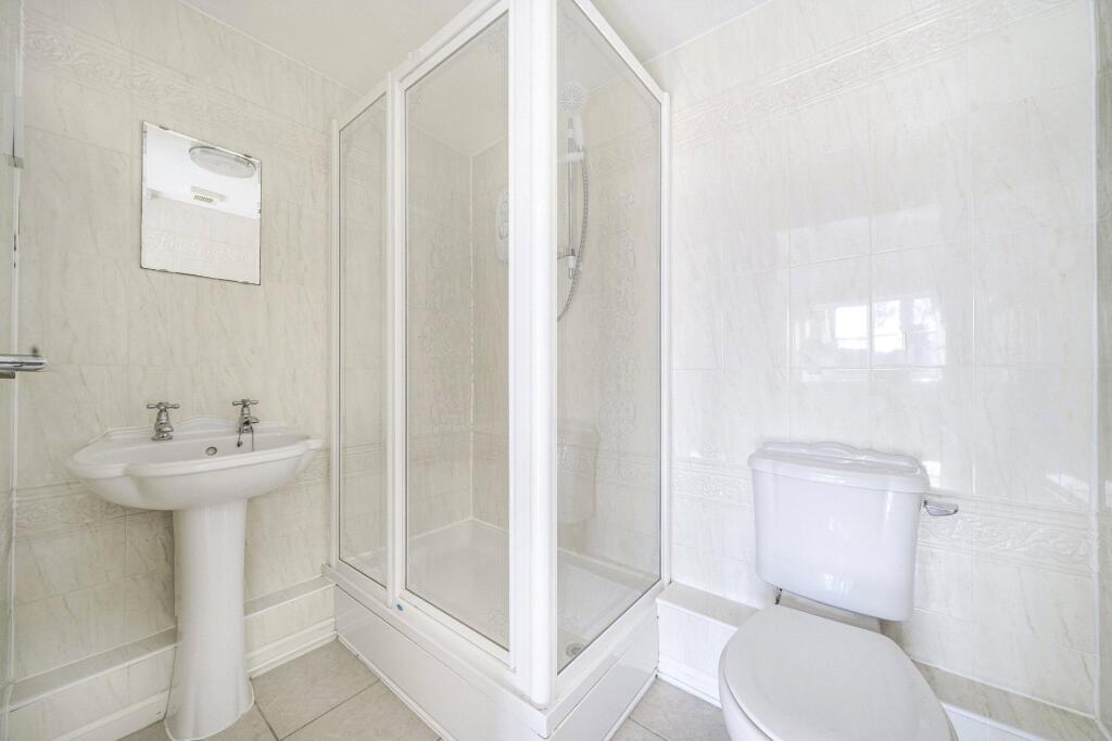 Shower Room (Bed 2)