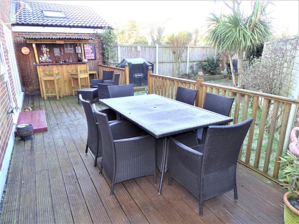 LARGE DECKING PATIO