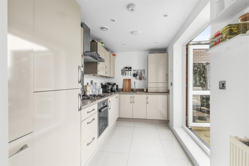 9 Sheraton Court, Bartlett Crescent, HP12 3DY-8.jp