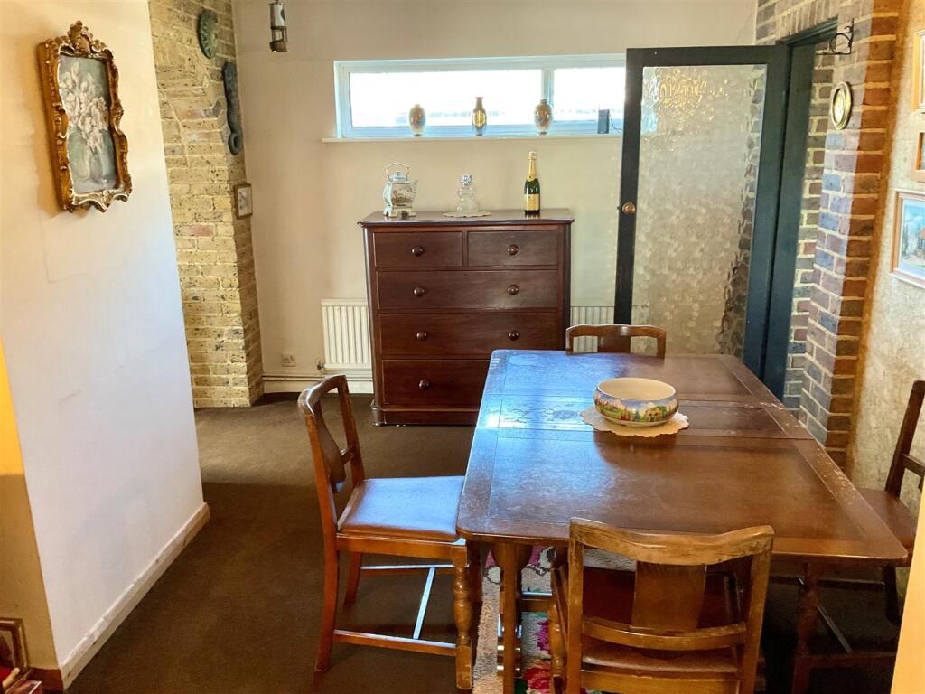 Dining Room pic1.jpg