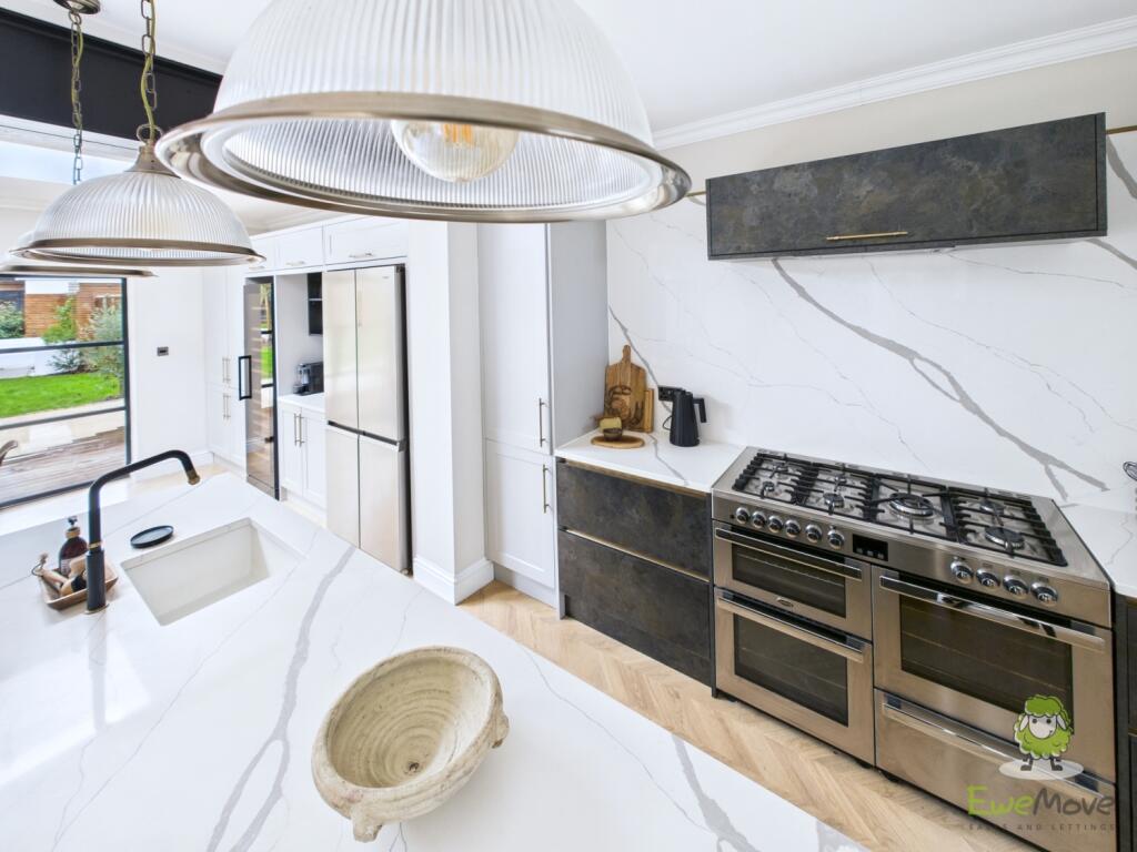 CAM01543G0-PR0166-STILL062