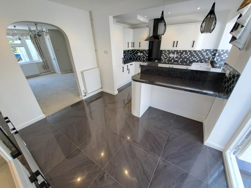 FITTED KITCHEN