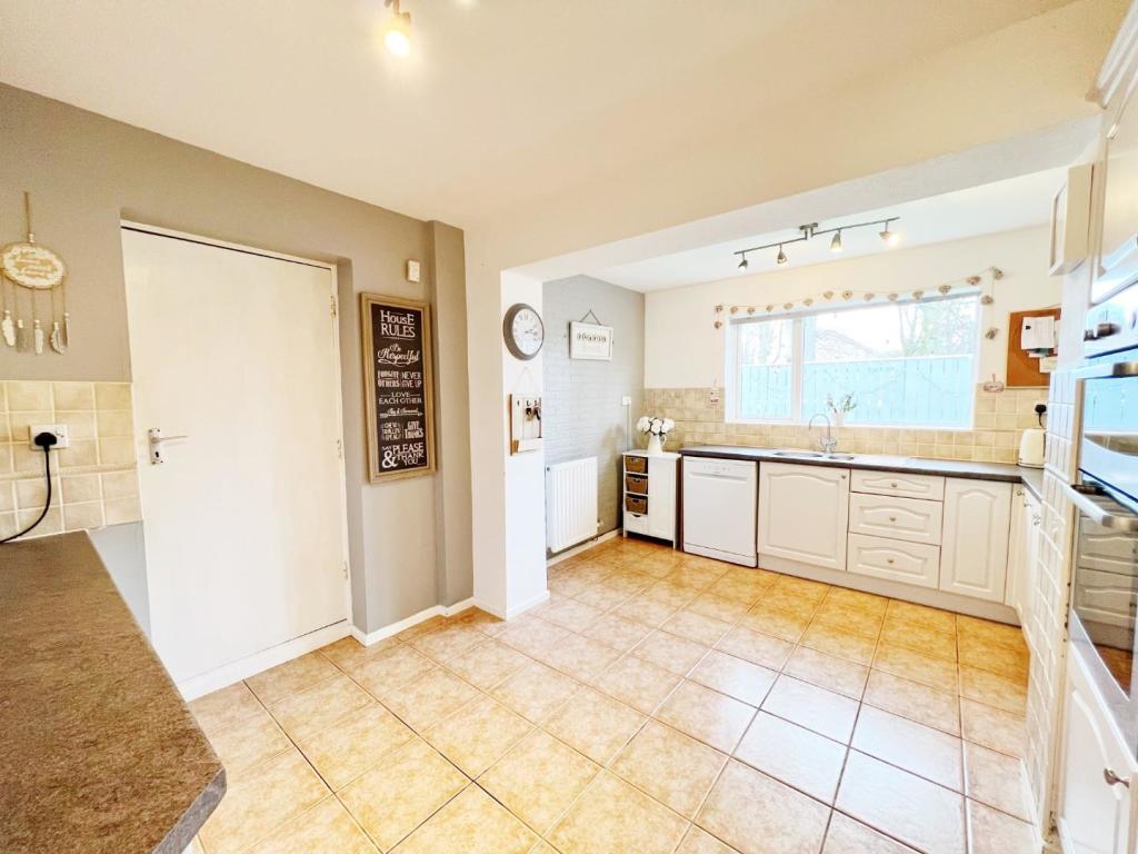 Kitchen pic 1.jpg