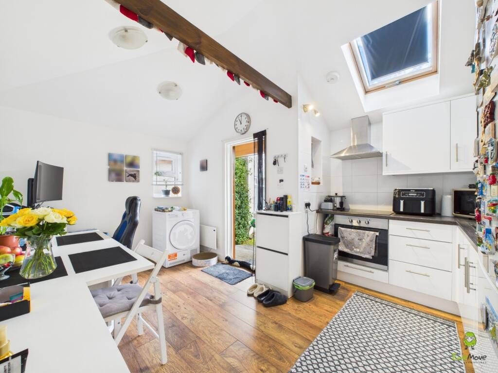 CAM03779G0-PR0310-STILL028