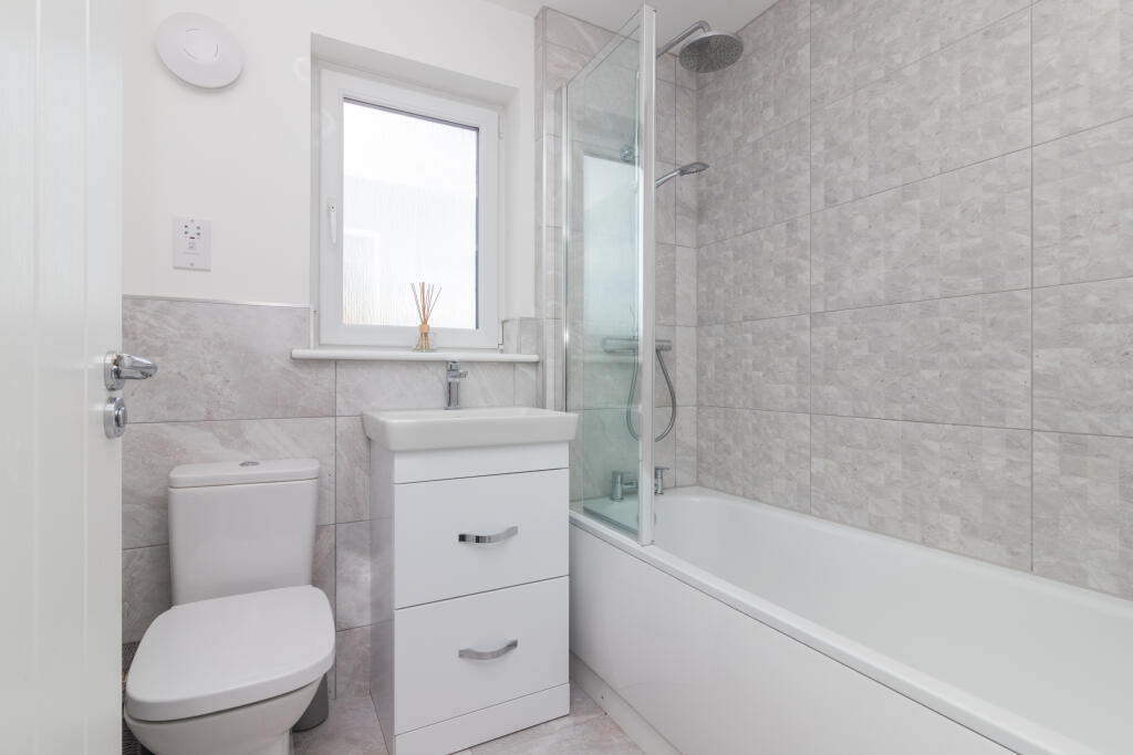 18 cowan avenue pa5 9fg L-14