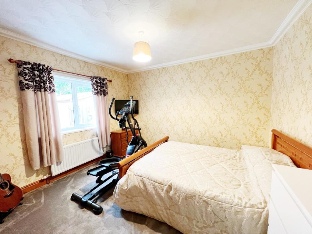 Bedroom 1 pic 1.jpg