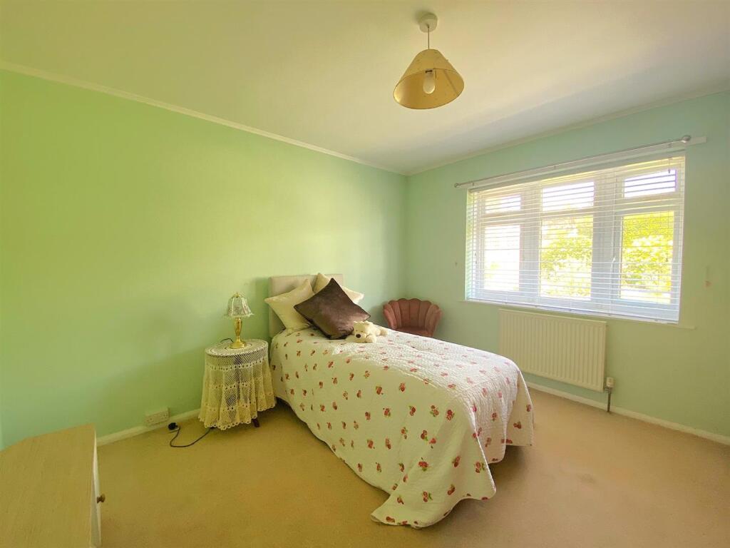 10 Claxton Rd - Bed1.jpg