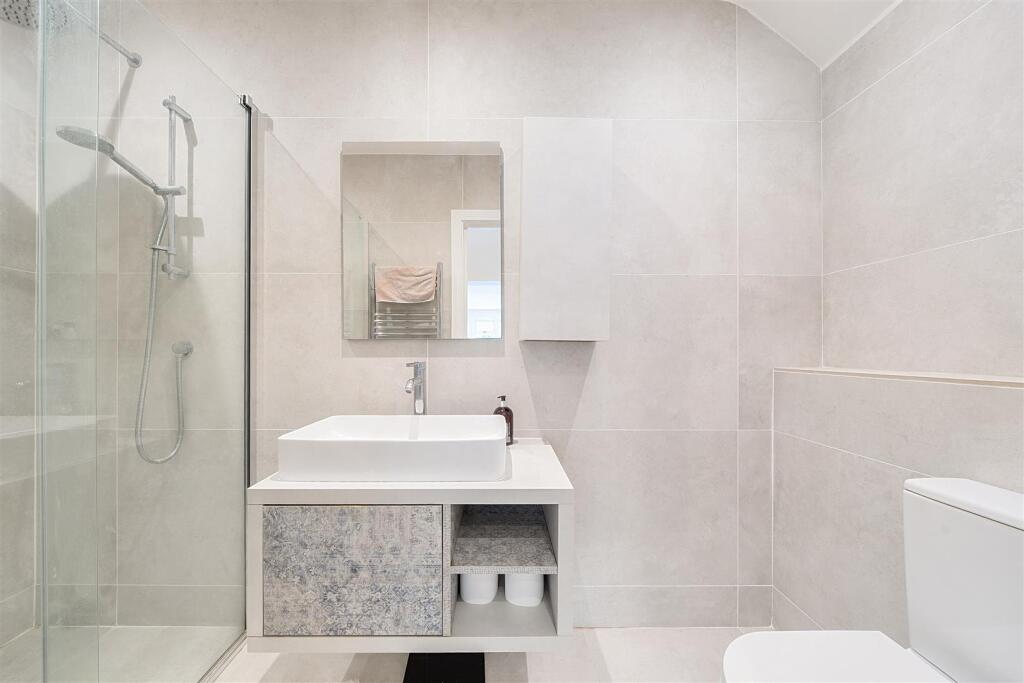 En Suite Shower Room: