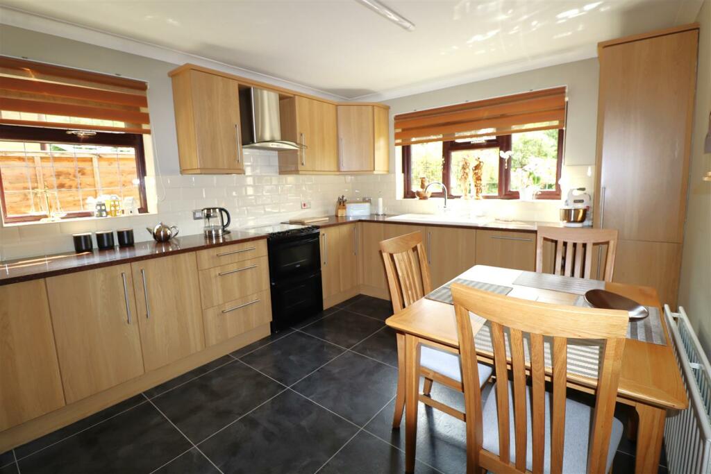 Kitchen (2).JPG