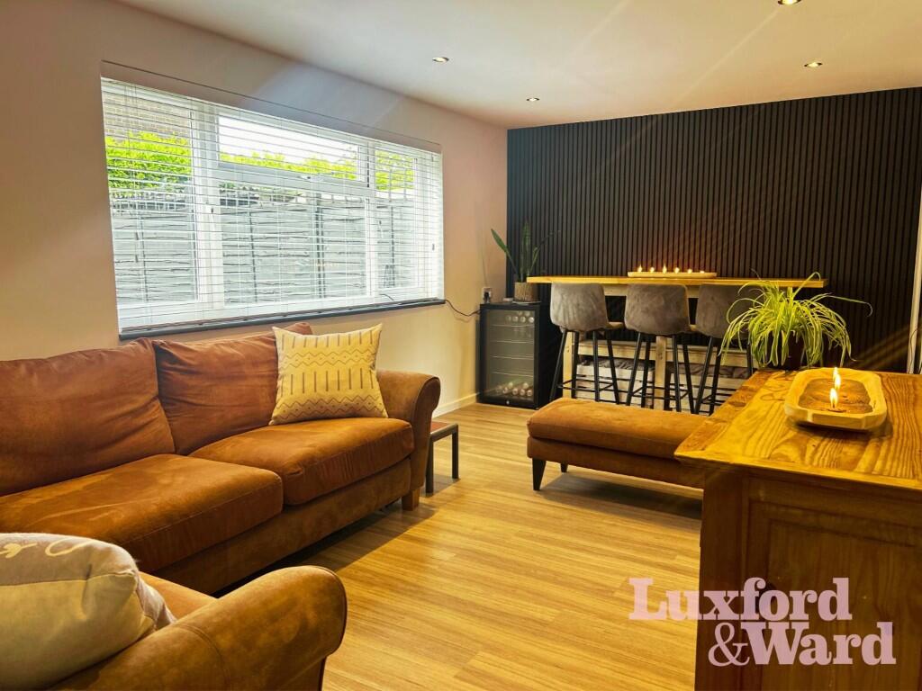 Living Room 2/2