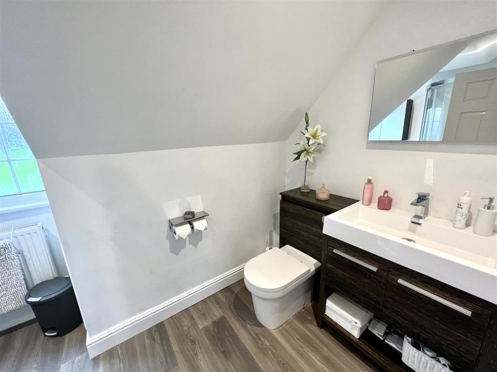 EN-SUITE SHOWER ROOM
