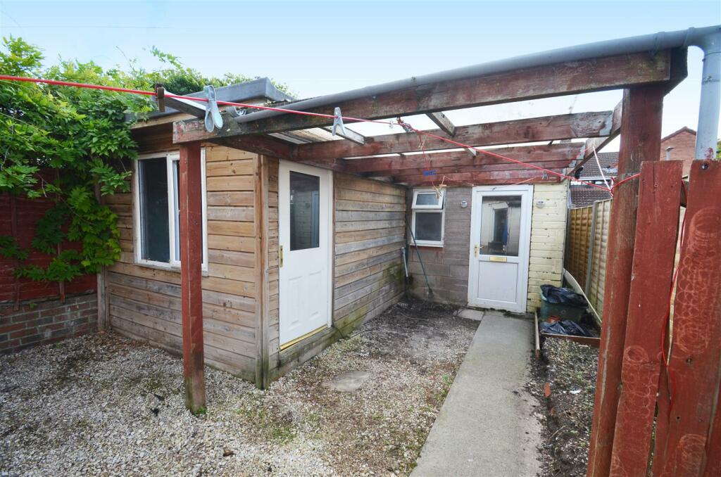 OUTBUILDING &amp; GARAGE