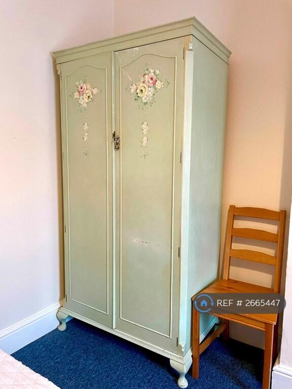 Bed 4 Wardrobe