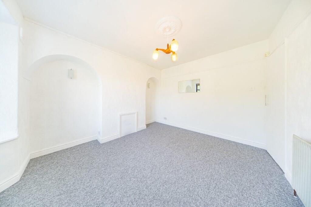 39 Sundale Ave lounge.jpg