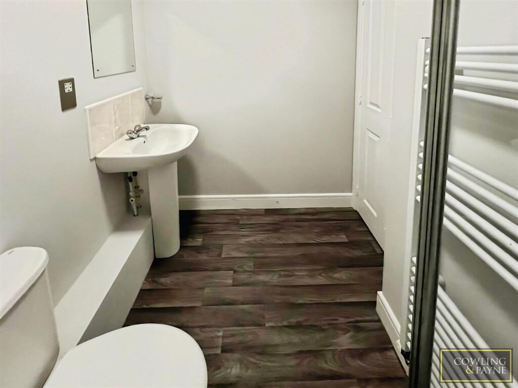 En Suite Shower to Bedroom One