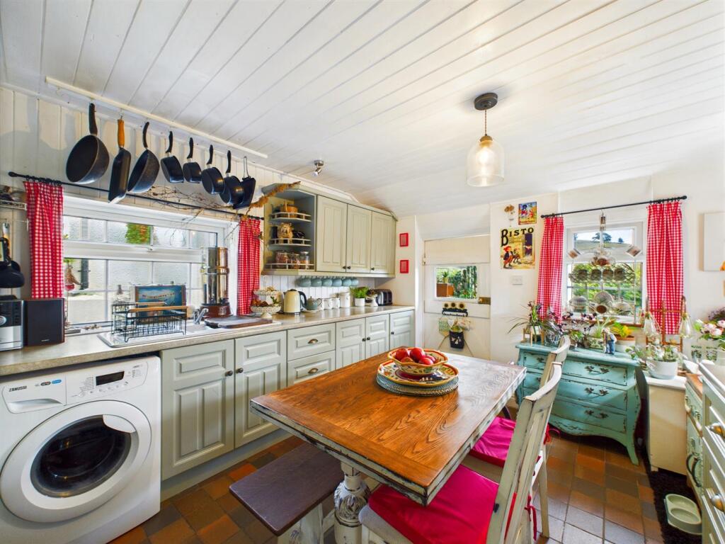 KITCHEN/BREAKFAST ROOM