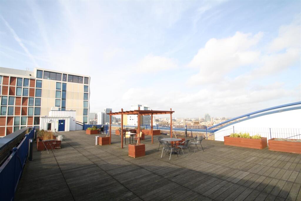 COMMUNAL ROOF TERRACE SEATING