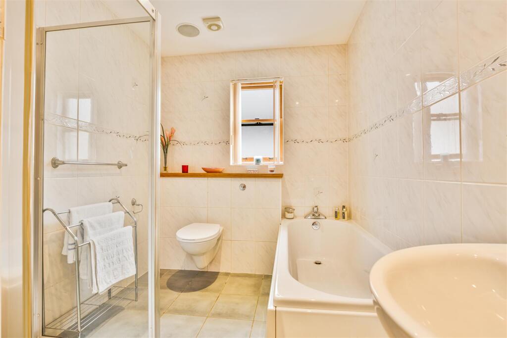 29-Family Bathroom.jpg