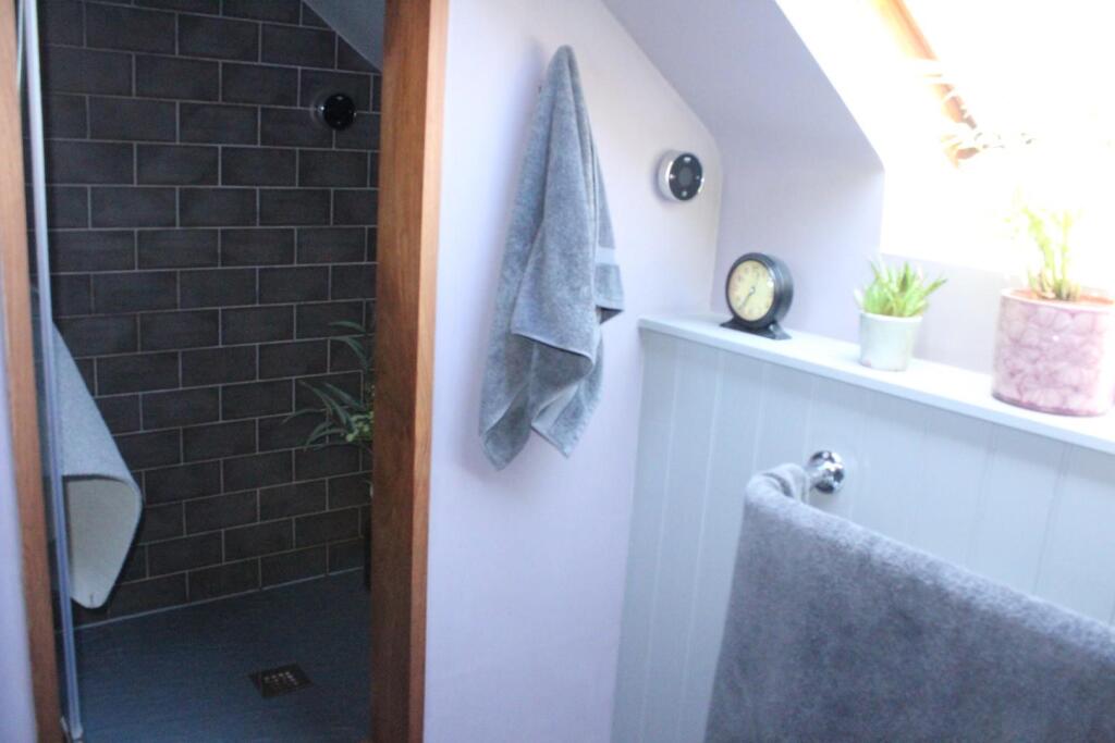EN SUITE SHOWER ROOM