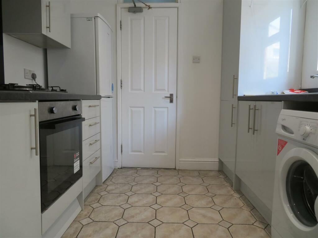 137 Newcome Kitch2.JPG