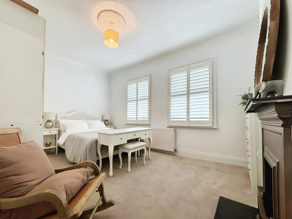 76d4934e-bedroom 201