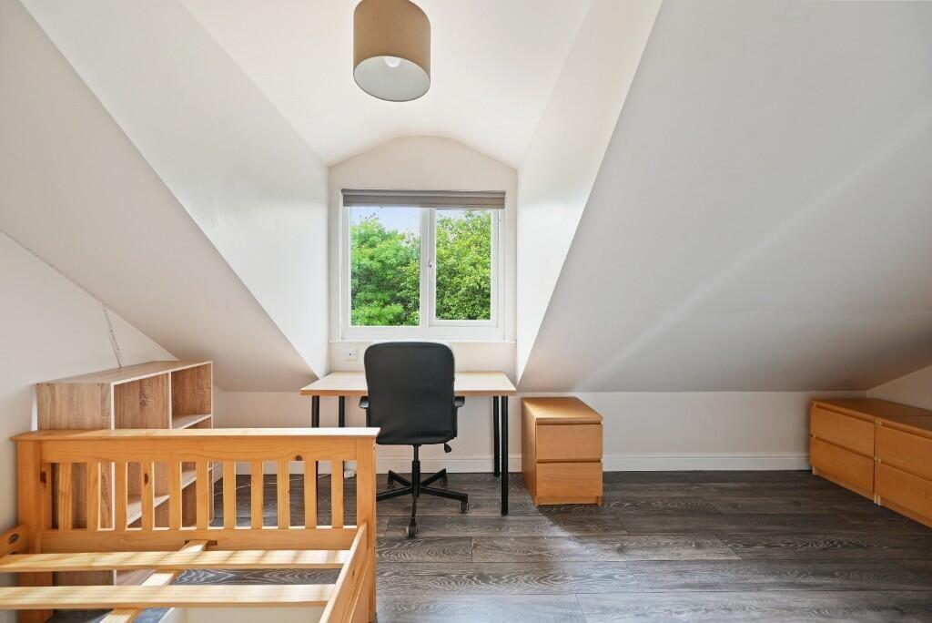 Bright and tidy single bedroom with a cozy wood...