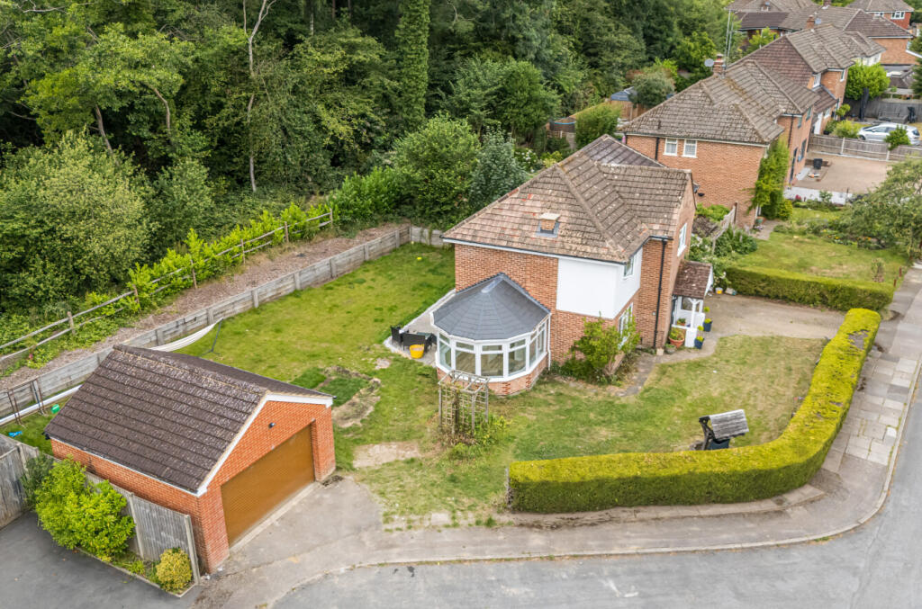 1296696-5-685a990...