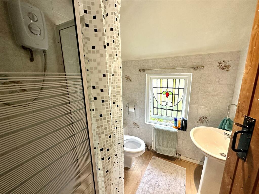 EN-SUITE SHOWER ROOM