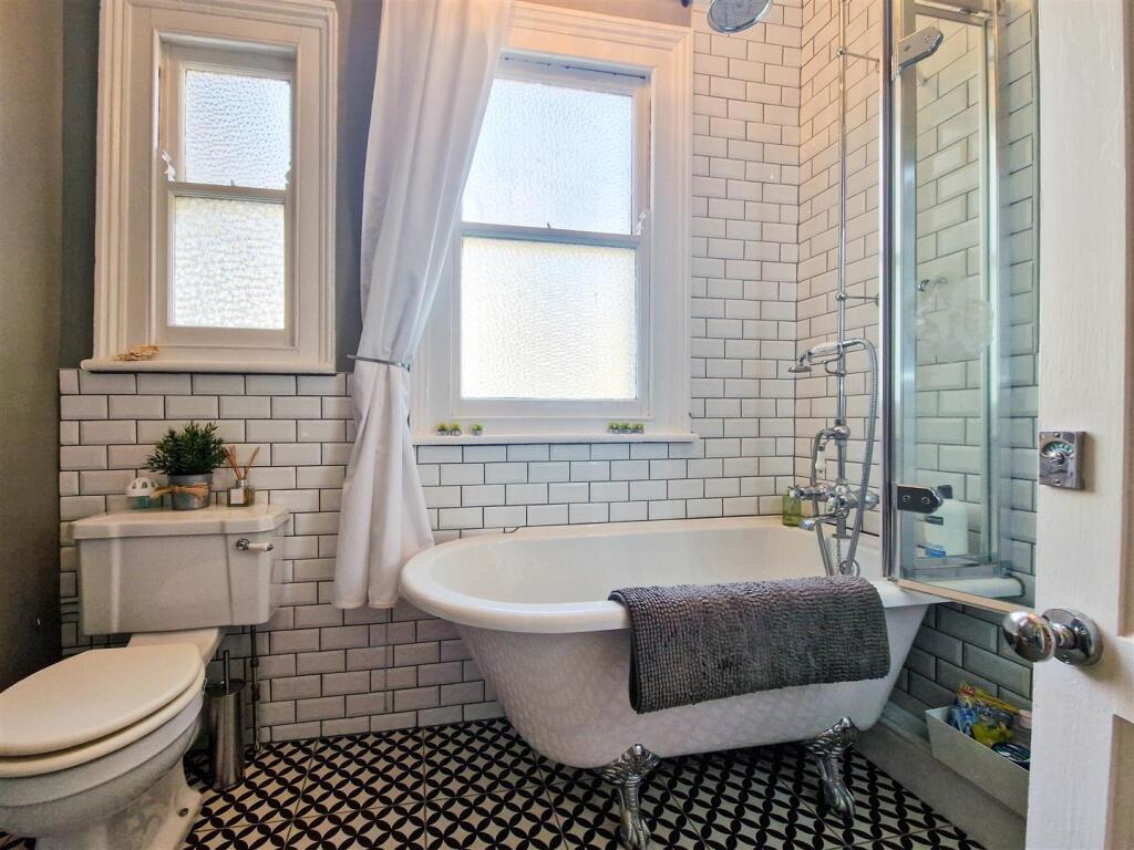 "Burlington" suite bathroom