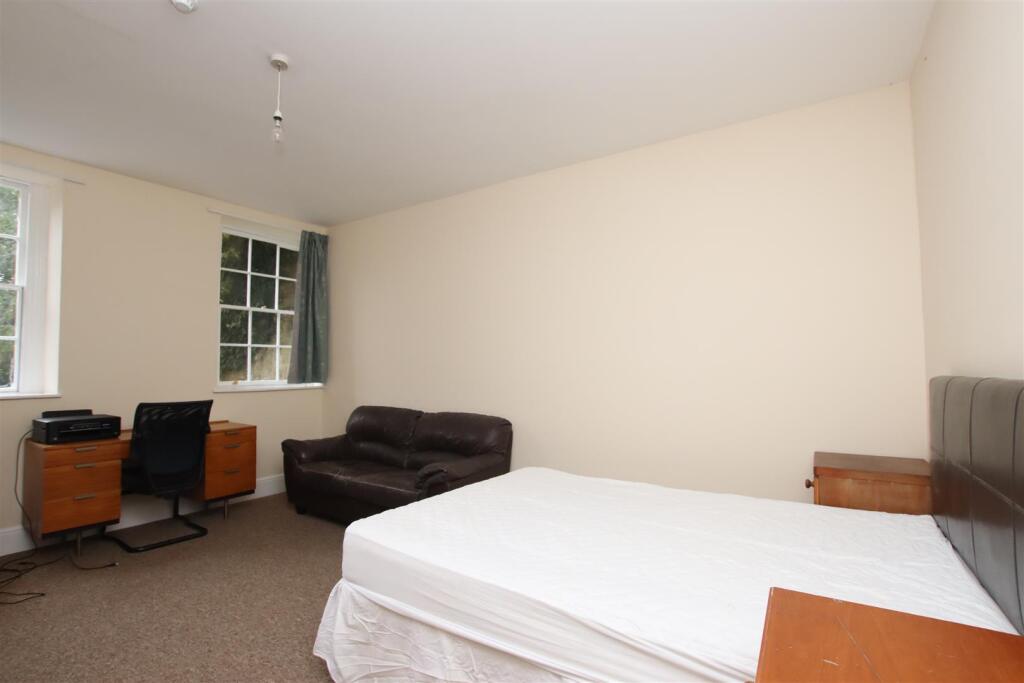 Bedroom one (2).JPG