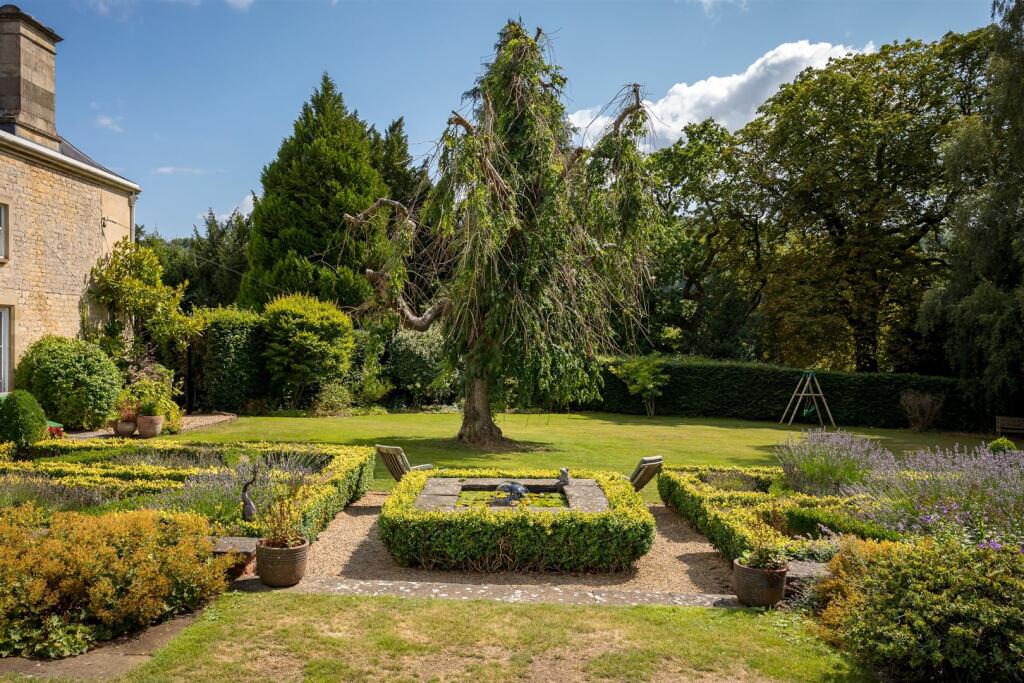 36 - Rockstowes Hill - GL11 5AF - Web.jpg