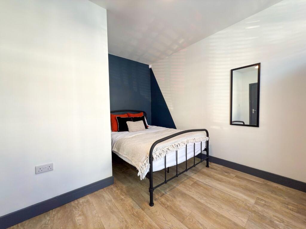 Bright, neatly presented double bedroom with a ...