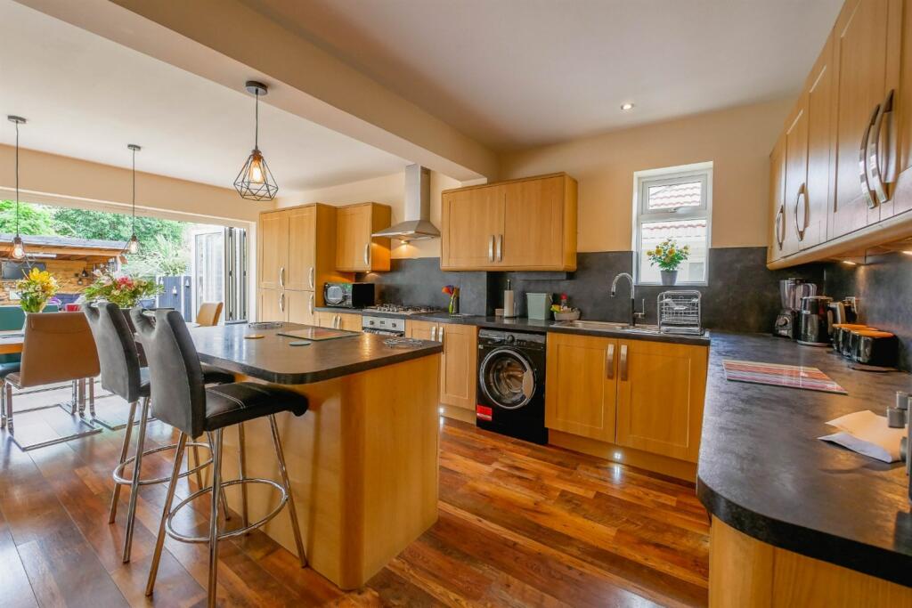 Open Plan Kitchen / 