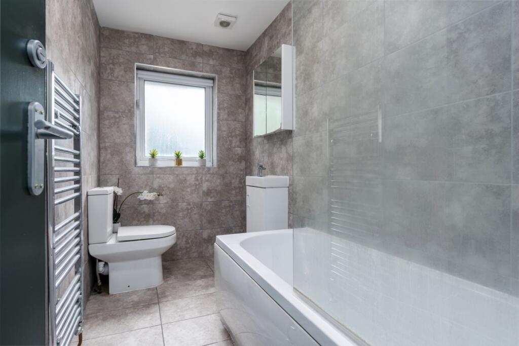 62 Derby, Bathroom 1