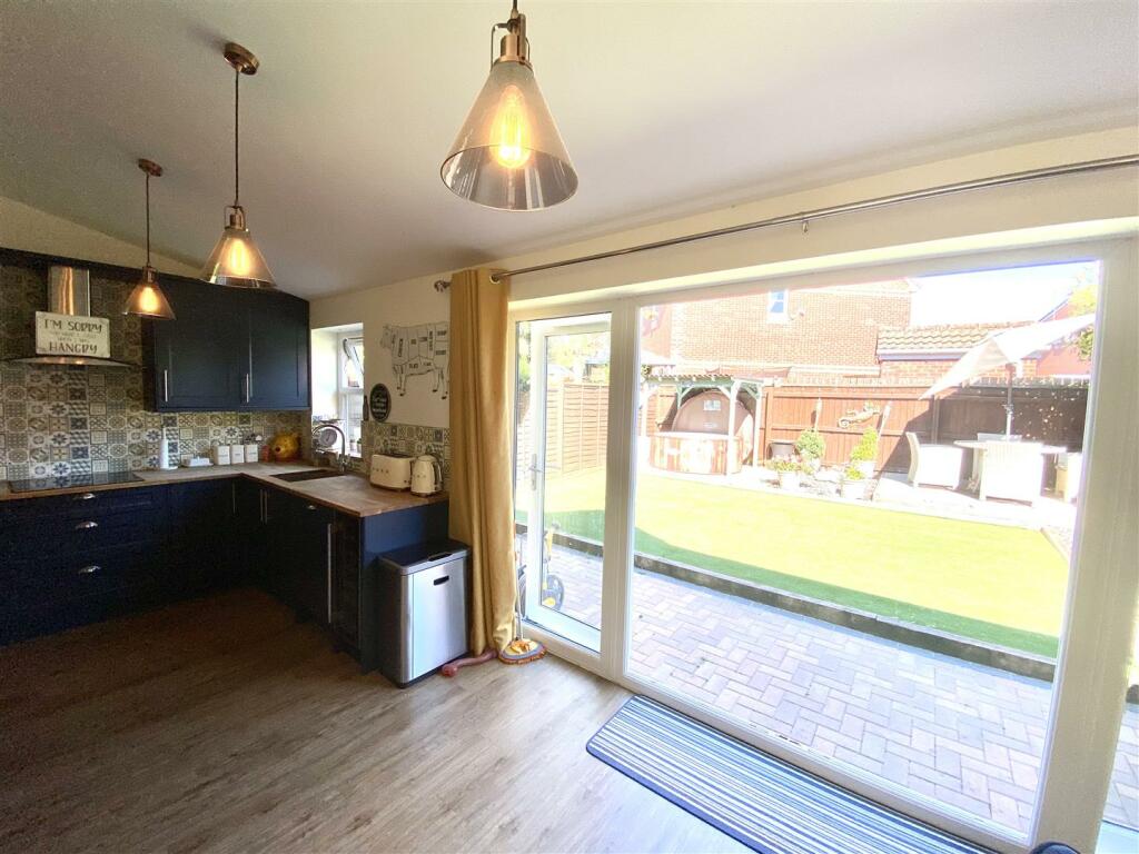 KITCHEN/DINING ROOM