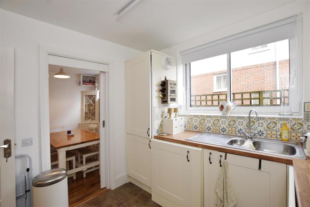 kitchen-.JPG