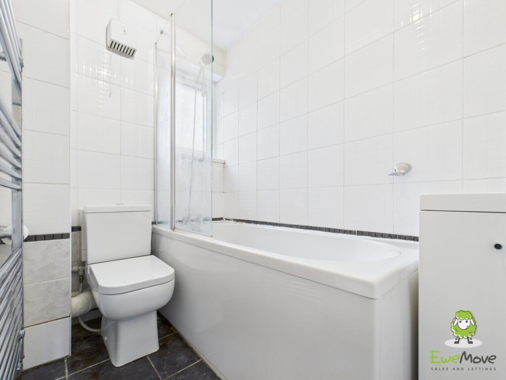 EweMove Bsingstoke Rubens Close Bathroom