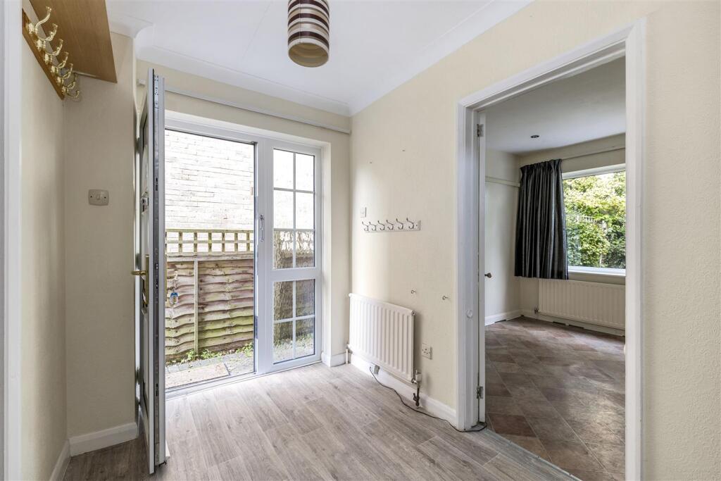 8 Orchard Gardens Cranleigh GU6 7LG-17.JPG