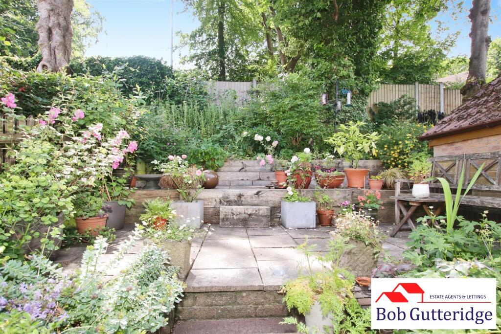 ENCLOSED REAR GARDEN