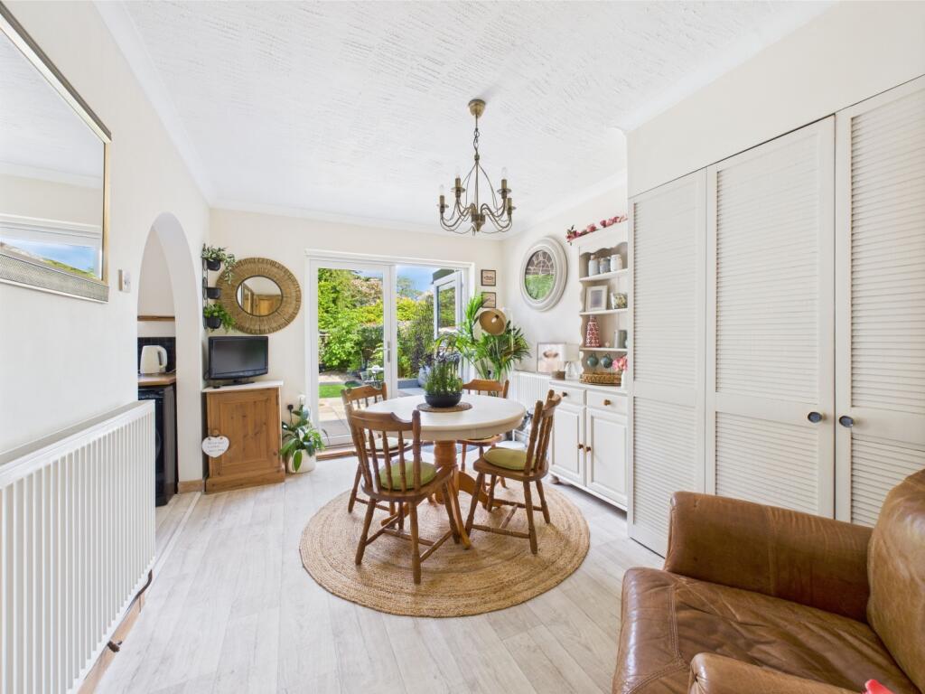 11. CAM04922G0-PR0020-STILL009