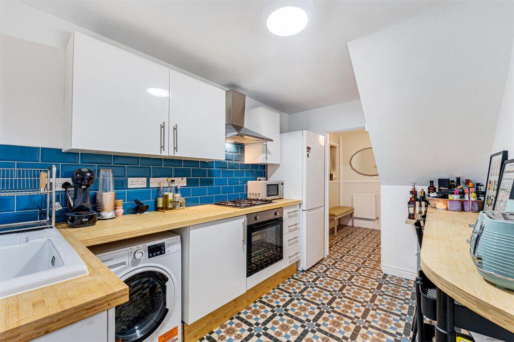 118 Coronation Drive kitchen 2.jpg