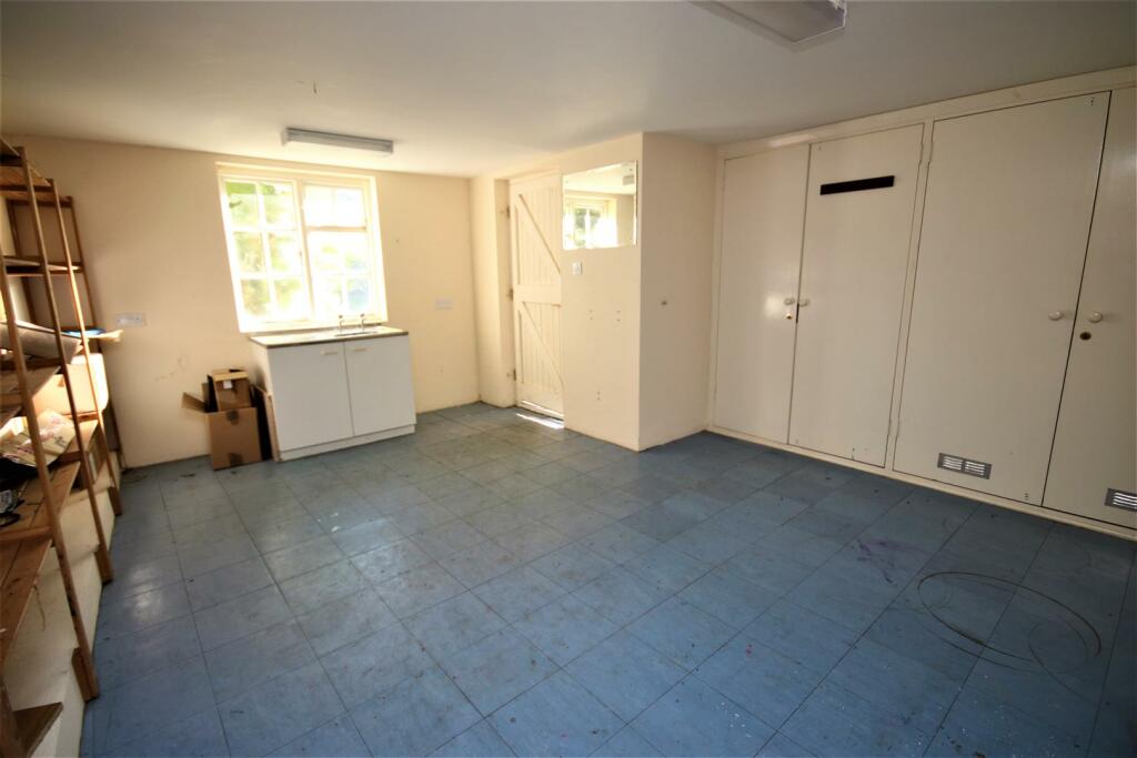 HOME OFFICE/USEFUL GARDEN ROOM: PIC. 1